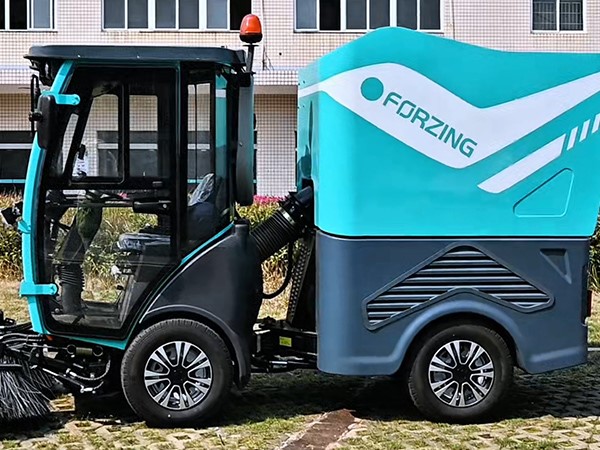 工廠(chǎng)內(nèi)的狹窄過(guò)道、廠(chǎng)區(qū)內(nèi)的綠道，純電動(dòng)掃路機(jī)都能輕松清掃